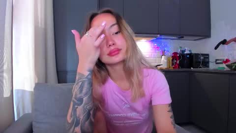 Snapshot of strawberrypie99 chatting on 11, 9, 2025 Tati and Lola online show from 11, 9, 2025