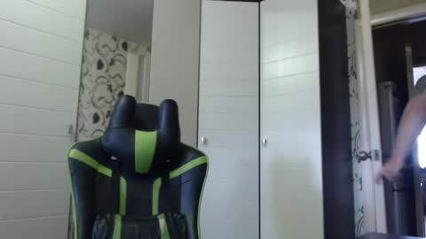 Snapshot of strongass18 chatting on 16, 10, 2025 Alex online show from 16, 10, 2025