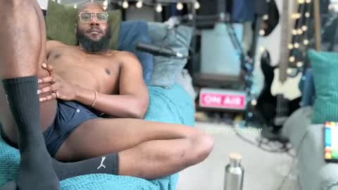 Snapshot of strongmellow chatting on 23, 10, 2025 strongmellow online show from 23, 10, 2025