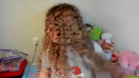 Snapshot of strwbby chatting on 4, 12, 2025 Strwbby online show from 4, 12, 2025