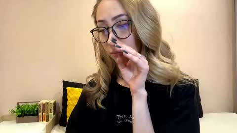 Snapshot of sun_under_dark chatting on 18, 12, 2025 Lexi online show from 18, 12, 2025