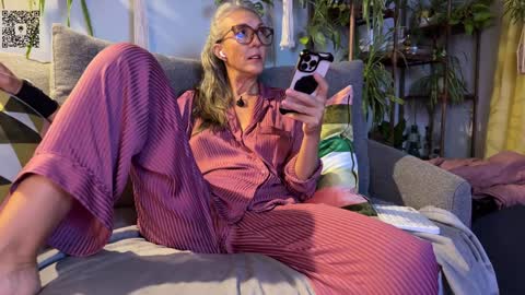 Hi Im Sunnie - Next show Friday August 1 online show from 24, 9, 2025