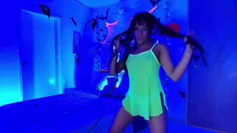 Snapshot of sunrisse_ chatting on 4, 10, 2025 online show from 4, 10, 2025