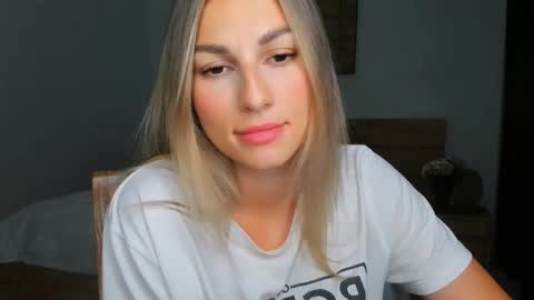 Snapshot of sunsetwithava chatting on 18, 9, 2025 sunsetwithava online show from 18, 9, 2025