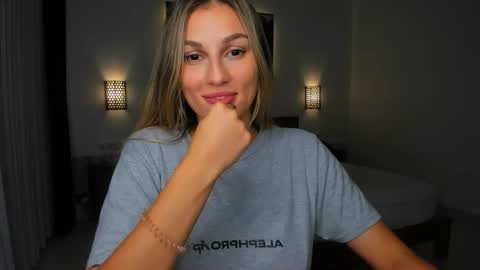 Snapshot of sunsetwithava chatting on 21, 10, 2025 sunsetwithava online show from 21, 10, 2025