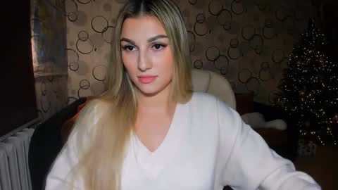 Snapshot of sunsetwithava chatting on 17, 12, 2025 sunsetwithava online show from 17, 12, 2025