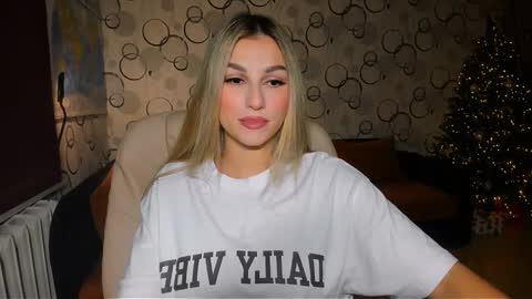 Snapshot of sunsetwithava chatting on 18, 12, 2025 sunsetwithava online show from 18, 12, 2025