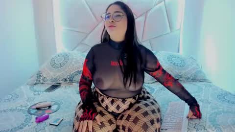 Nikki model independent online show from 4, 12, 2025