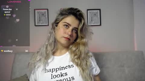 Snapshot of sweet_bella_valery_ chatting on 12, 11, 2025 Bella Valery online show from 12, 11, 2025