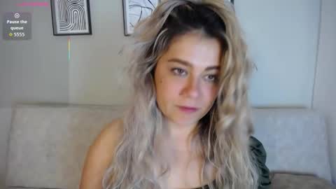 Snapshot of sweet_bella_valery_ chatting on 25, 11, 2025 Bella Valery online show from 25, 11, 2025