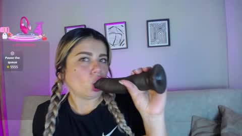 Snapshot of sweet_bella_valery_ chatting on 2, 12, 2025 Bella Valery online show from 2, 12, 2025