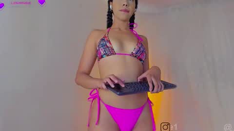 Snapshot of sweet_carine chatting on 5, 10, 2025 camil online show from 5, 10, 2025