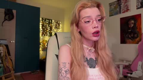 Melissa. Join me on Fansly link in social medias online show from 26, 1, 2025