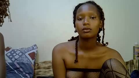 Snapshot of sweet_melod chatting on 6, 11, 2025 Linda online show from 6, 11, 2025