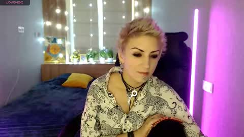 sweet_n_strong online show from 4, 12, 2025