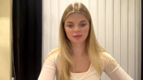 Snapshot of sweet_sinn_ chatting on 4, 10, 2025 Mira online show from 4, 10, 2025