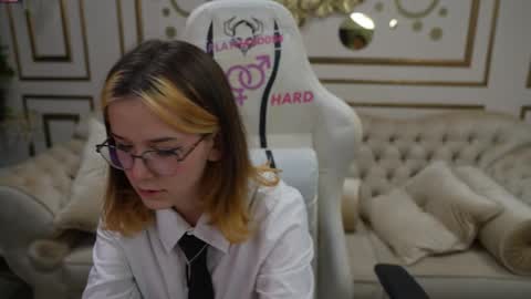 Snapshot of sweetdesiree_ chatting on 11, 10, 2025 Amelia online show from 11, 10, 2025