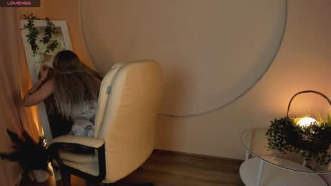 Snapshot of sweetheart_flower chatting on 4, 12, 2024 Kira online show from 4, 12, 2024