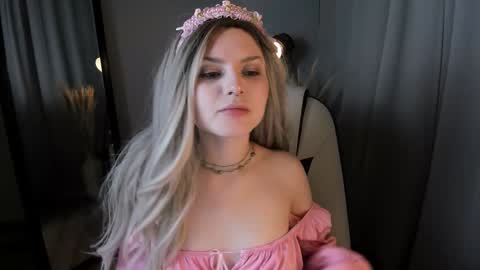 Snapshot of sweetheart_flower chatting on 8, 12, 2024 Kira online show from 8, 12, 2024