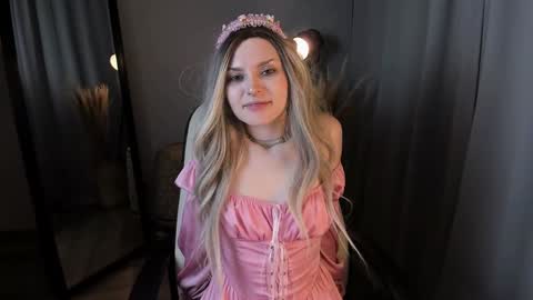 Snapshot of sweetheart_flower chatting on 8, 12, 2024 Kira online show from 8, 12, 2024