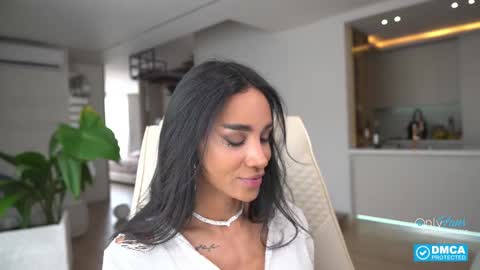 Laura Saenz  Geminis online show from 5, 10, 2025