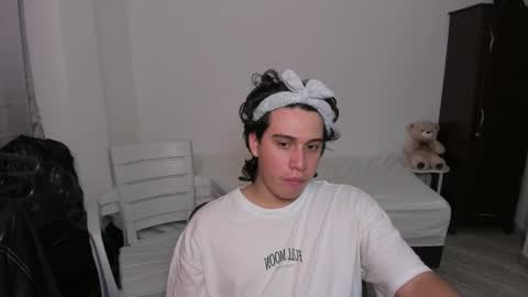 Snapshot of sweetlian_04 chatting on 17, 12, 2025 Lian online show from 17, 12, 2025