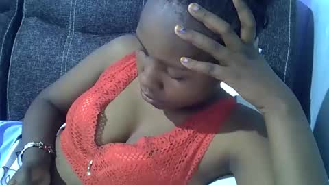 Snapshot of sweetqueen20 chatting on 13, 11, 2025 queen online show from 13, 11, 2025