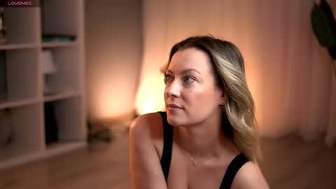 Snapshot of sweetrossie chatting on 9, 2, 2026 Rose online show from 9, 2, 2026