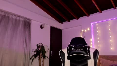 Cat independent model  online show from 12, 12, 2024