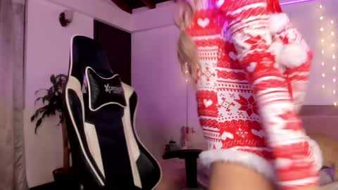 Cat independent model  online show from 20, 12, 2024