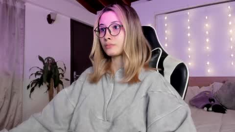 Cat independent model  online show from 27, 12, 2024