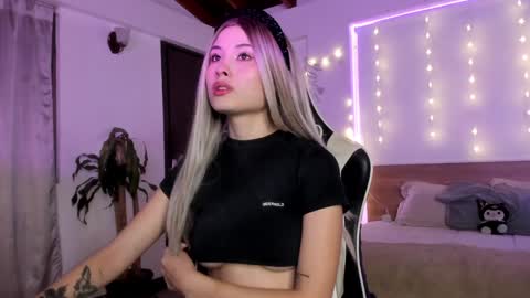 Cat independent model  online show from 15, 1, 2025