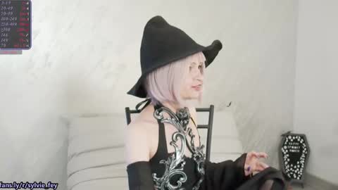 Snapshot of sylvie_fey chatting on 3, 10, 2025 Sylvie online show from 3, 10, 2025
