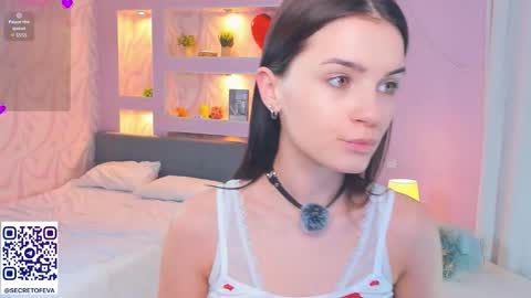 Snapshot of synne_glows chatting on 12, 11, 2025 Eva online show from 12, 11, 2025