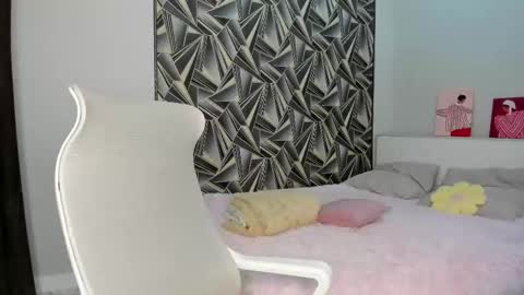 Snapshot of synop_sis chatting on 4, 12, 2025 Mila online show from 4, 12, 2025