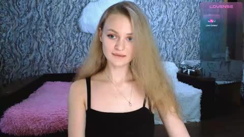 Snapshot of taissia_sweet chatting on 4, 10, 2025 Im Taya online show from 4, 10, 2025