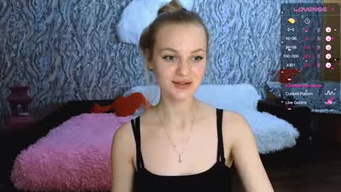 Snapshot of taissia_sweet chatting on 9, 10, 2025 Im Taya online show from 9, 10, 2025