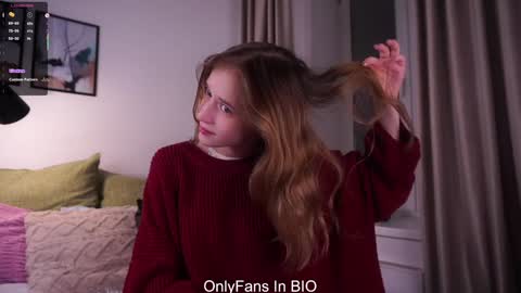 Snapshot of taitehambelton chatting on 5, 12, 2025 Mia online show from 5, 12, 2025