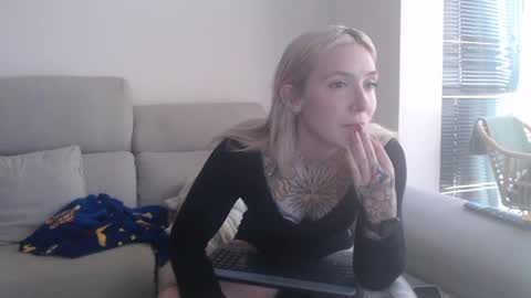 tattoobbgirl online show from 12, 11, 2025