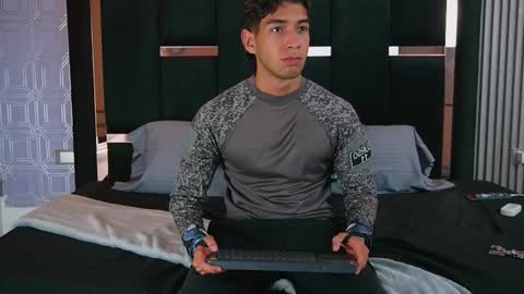 Snapshot of taylorsmiths_ chatting on 25, 11, 2025 taylorsmiths_ online show from 25, 11, 2025