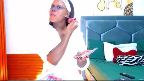 Snapshot of tayra1 chatting on 24, 10, 2025 Tayra... online show from 24, 10, 2025