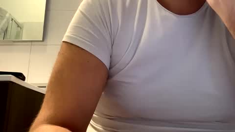 Snapshot of tbest1986 chatting on 22, 10, 2025 Tbest1986 online show from 22, 10, 2025