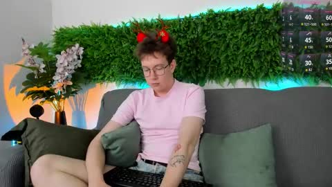 Snapshot of teddy_parker chatting on 5, 12, 2025 Teddy online show from 5, 12, 2025