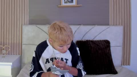 Snapshot of tefi_meow_ chatting on 11, 4, 2026 Estefani online show from 11, 4, 2026