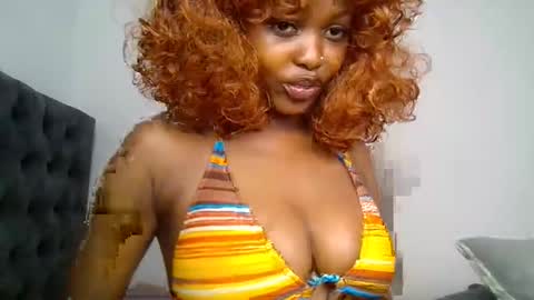 Snapshot of tempting_tiah chatting on 19, 12, 2025 tiah online show from 19, 12, 2025