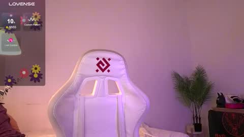 Snapshot of tenderbabyy chatting on 4, 12, 2025 Amina online show from 4, 12, 2025