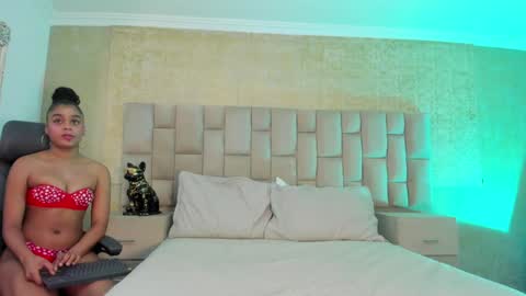 Snapshot of thamara_foxxx chatting on 16, 12, 2024 Thamara Fox online show from 16, 12, 2024