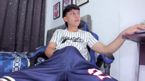 Snapshot of the_skinnyguys chatting on 16, 11, 2025 the_skinnyguys online show from 16, 11, 2025