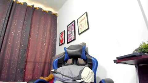 Snapshot of the_skinnyguys chatting on 5, 7, 2026 the_skinnyguys online show from 5, 7, 2026