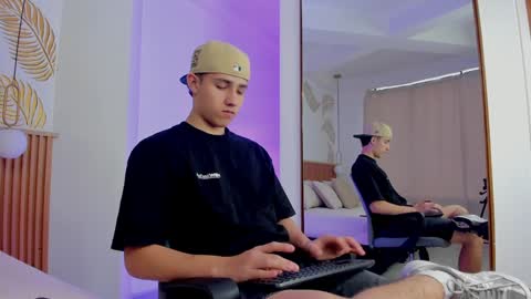 Snapshot of theohawke_ chatting on 19, 12, 2024 THEO- MATEO online show from 19, 12, 2024